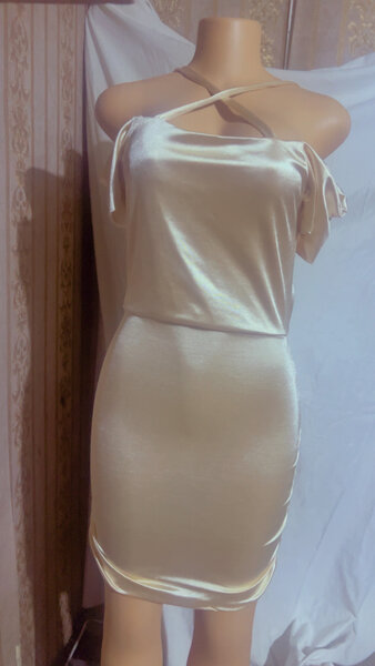 Robe satinée élégante