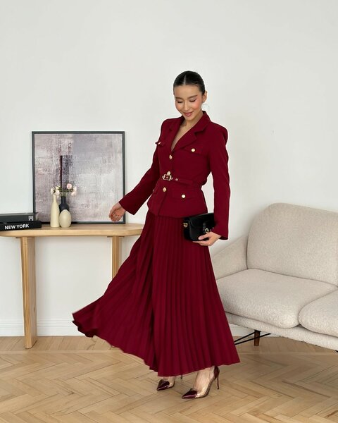 Нежная двойка, состоящая из юбки плиссе и пиджака