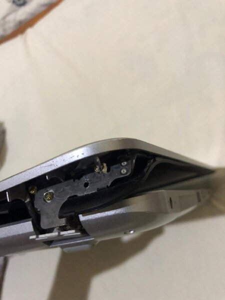 Réparation d charnières d'ordinateurs