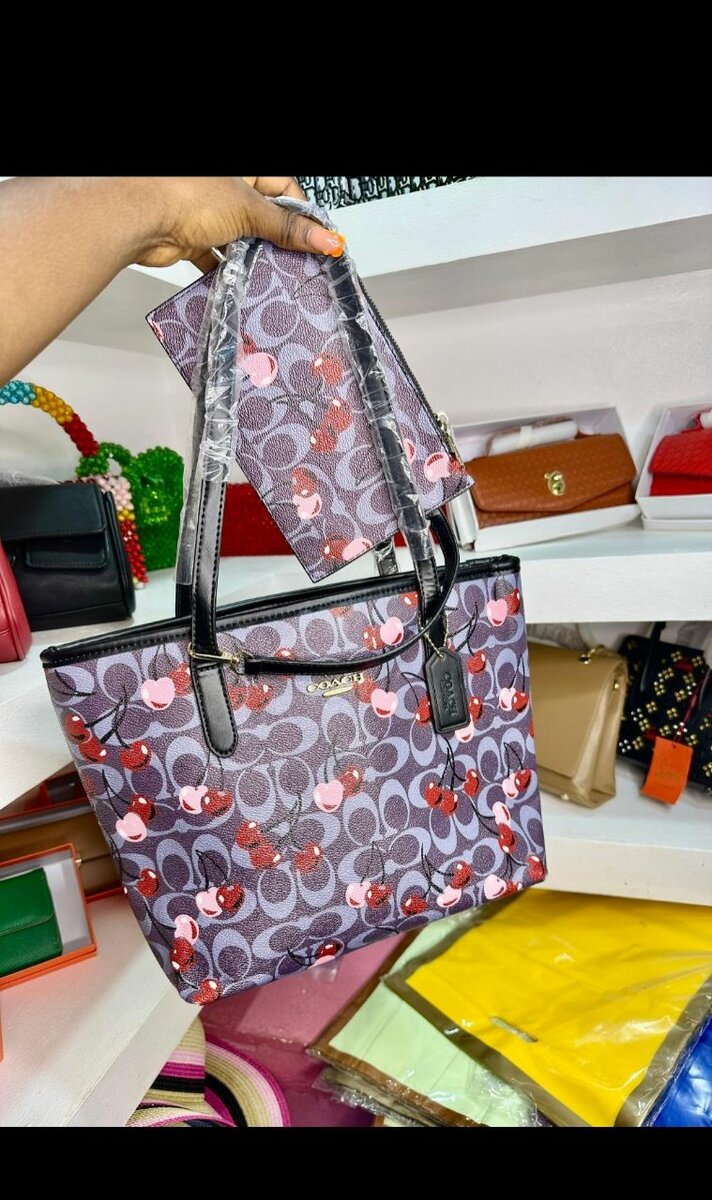 Sac à main cerise chic