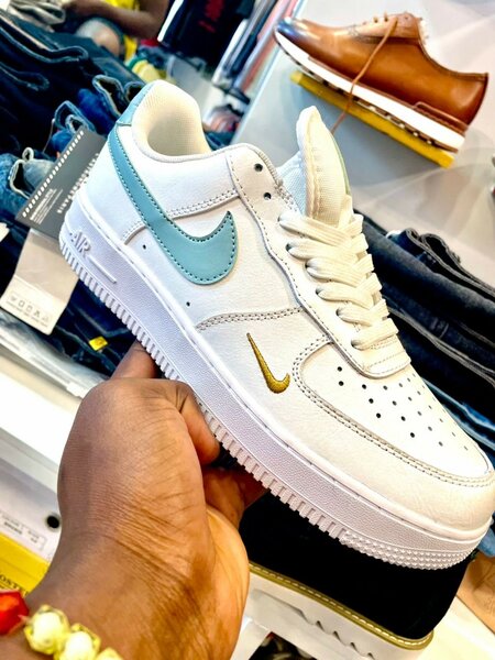 Baskets blanches élégantes