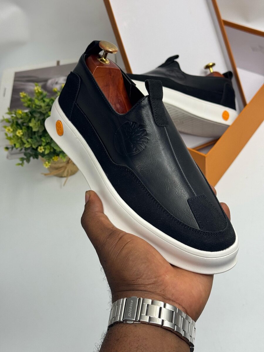 TIMBERLAND BLACK AND WHITE