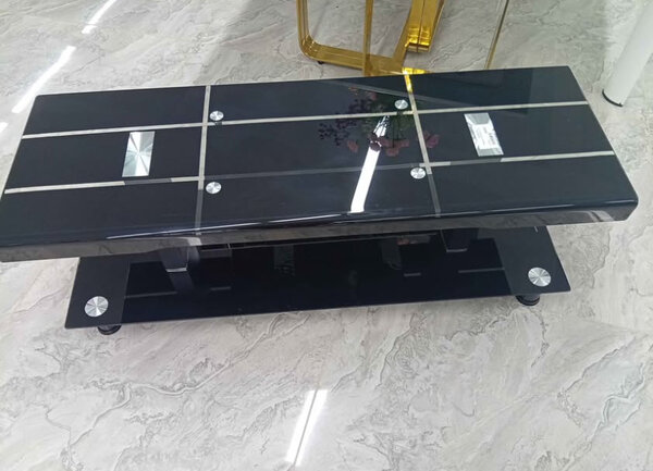 Table basse moderne en verre noir