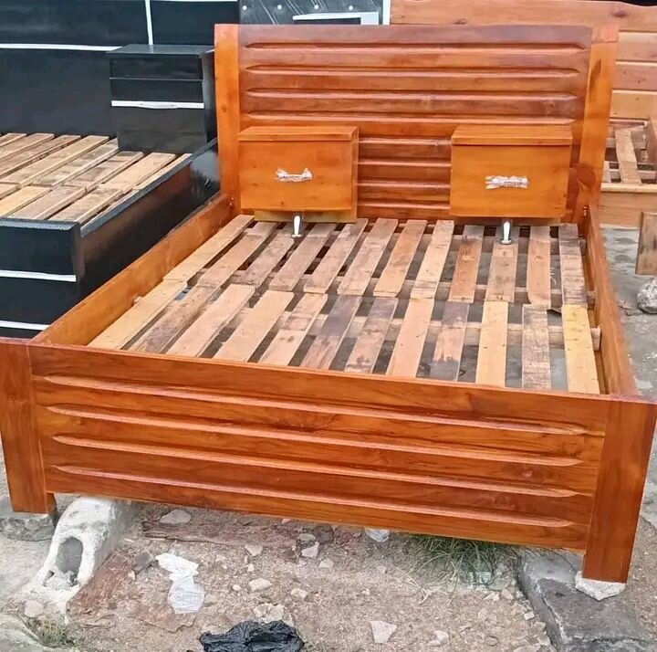 Lit en bois avec tiroirs