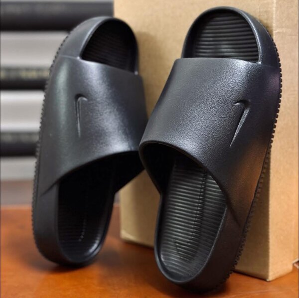 Claquettes noires élégantes