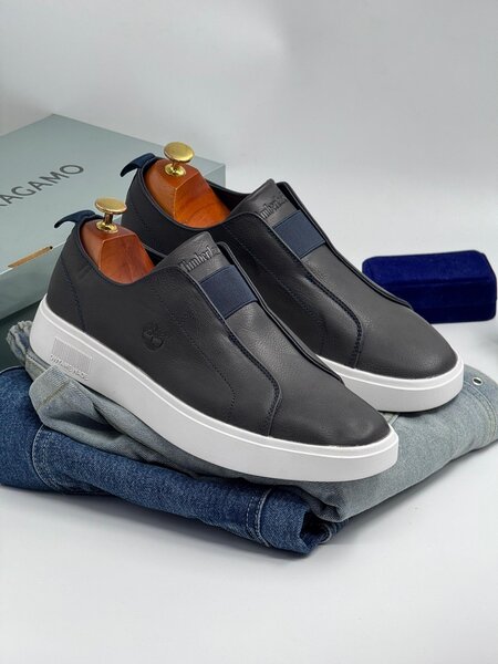 TIMBERLAND NAVY AND WHITE
