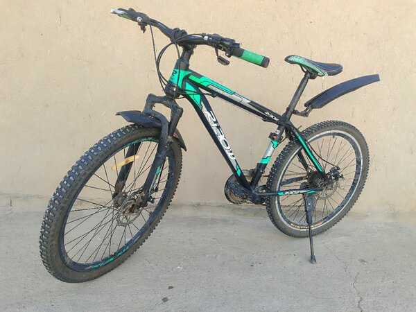 Көк түстөгү велосипед