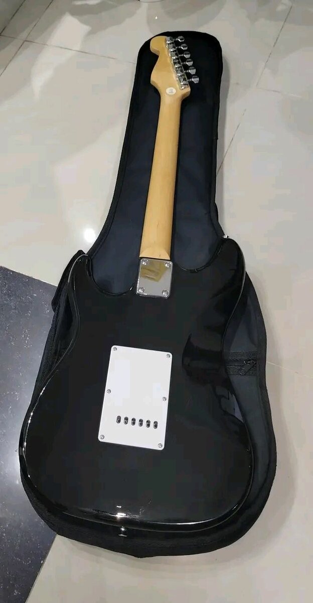 Guitare électrique noire élégante