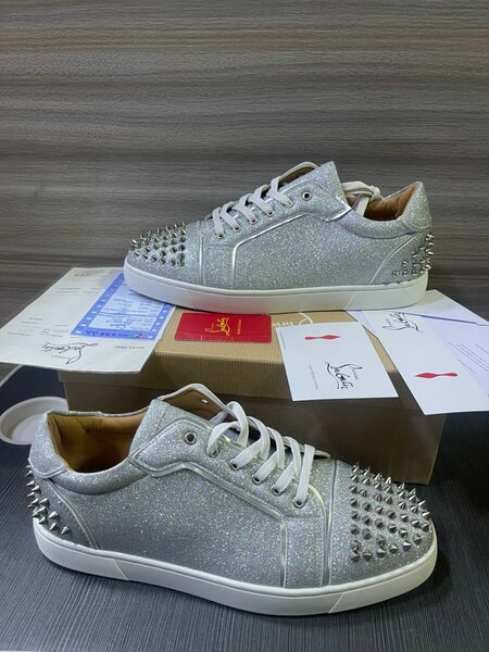 Baskets argentées cloutées