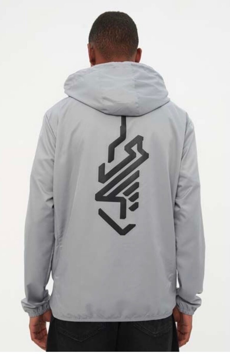 Veste coupe-vent grise à capuche