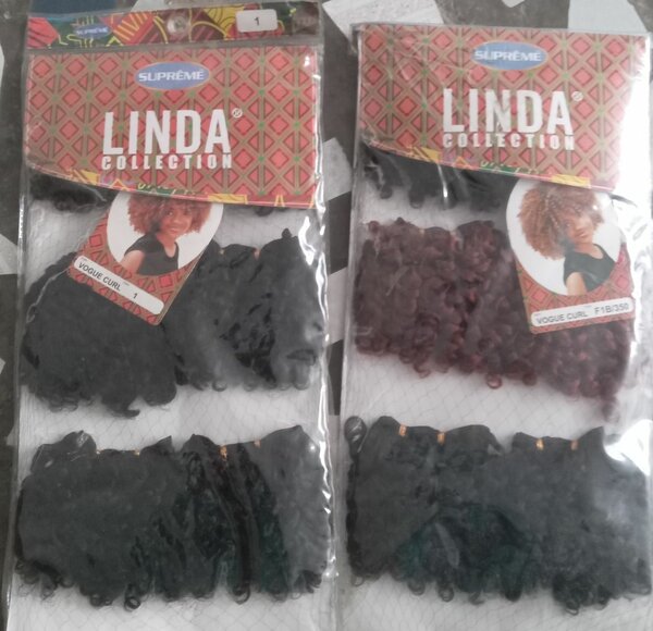 Cheveux bouclés synthétiques