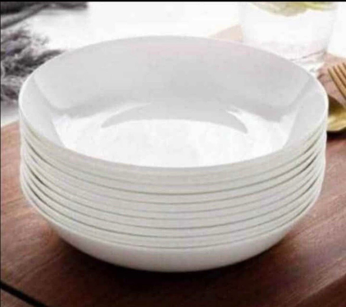 Service d'assiettes blanches