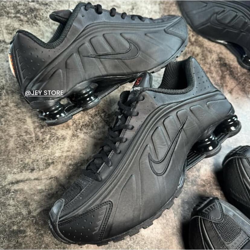 NIKE SHOX R4 TRIPLE BLACK