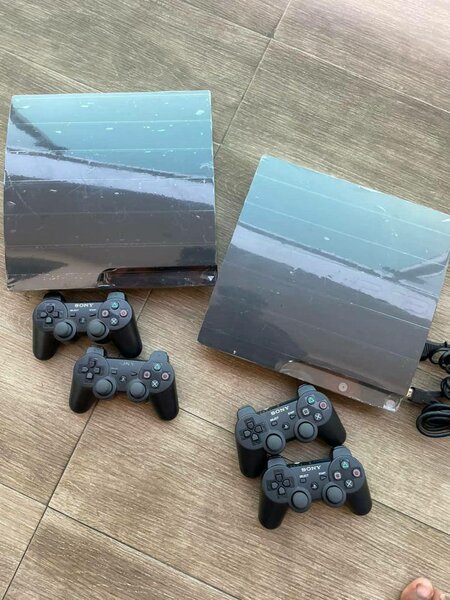 PS3 slim +20 jeux et 2 manettes