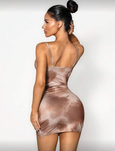 Robe moulante en satin