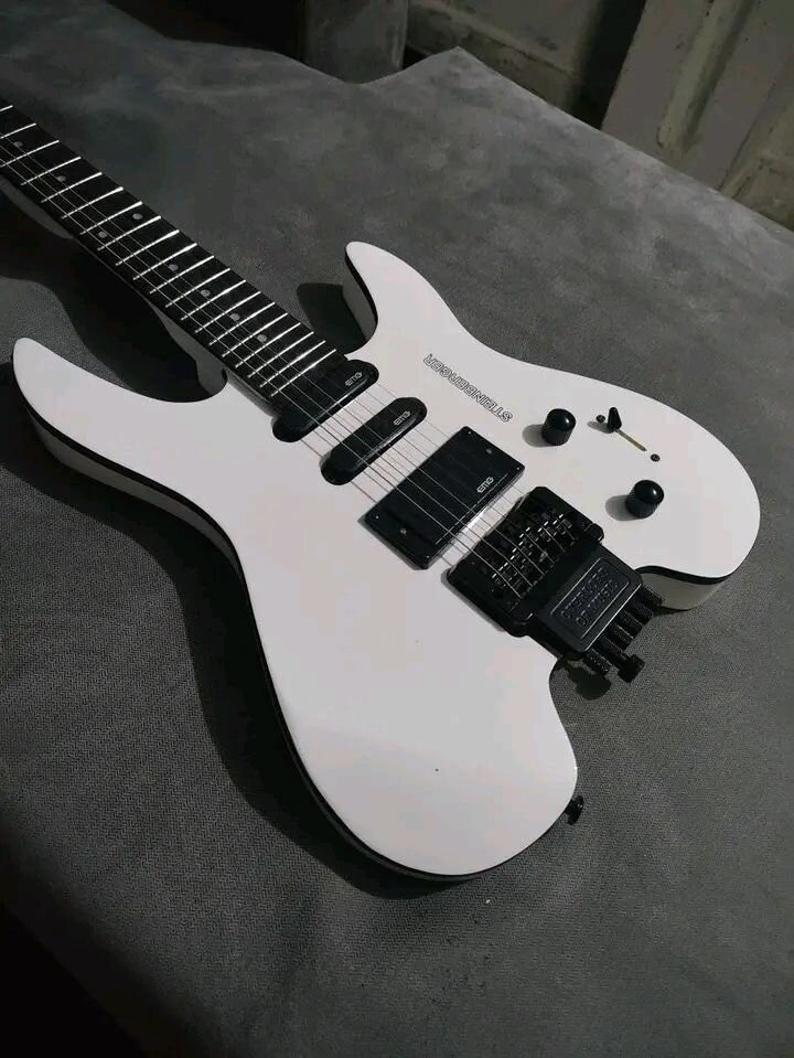 Guitare électrique moderne blanche