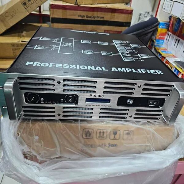Amplificateur professionnel P-9300