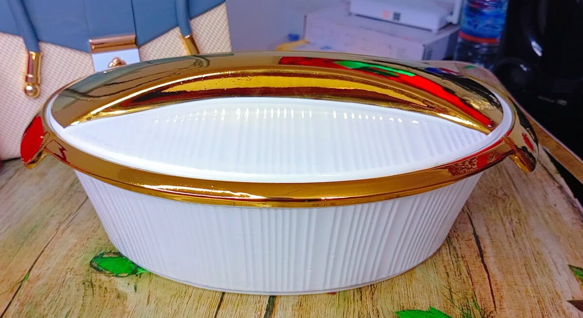 Plat de cuisson doré élégant