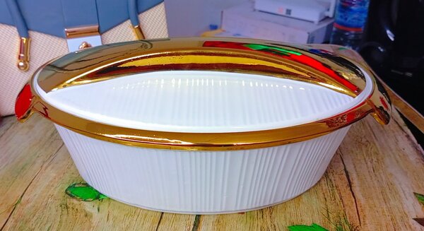 Plat de cuisson doré élégant