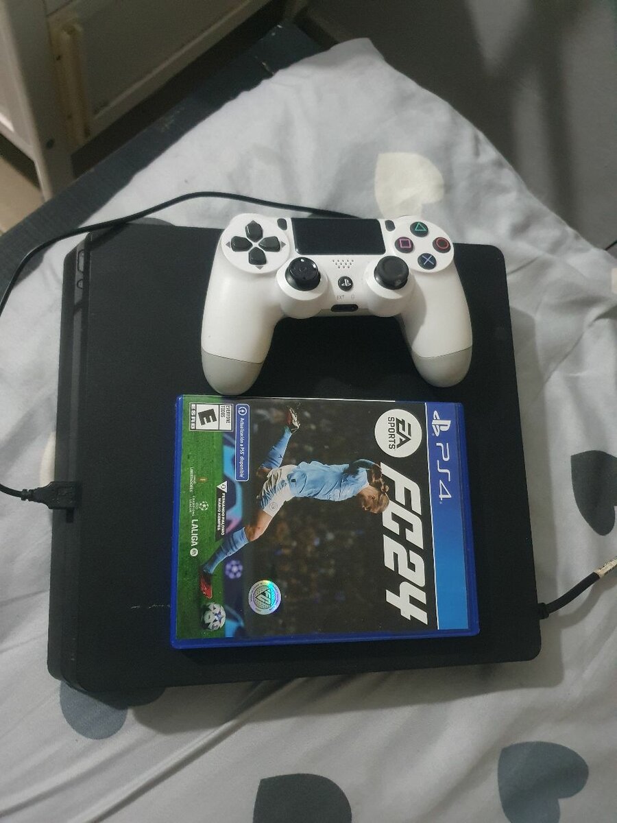 Ps4 slim 500GO non craquer avec une manette et Cd de fifa24