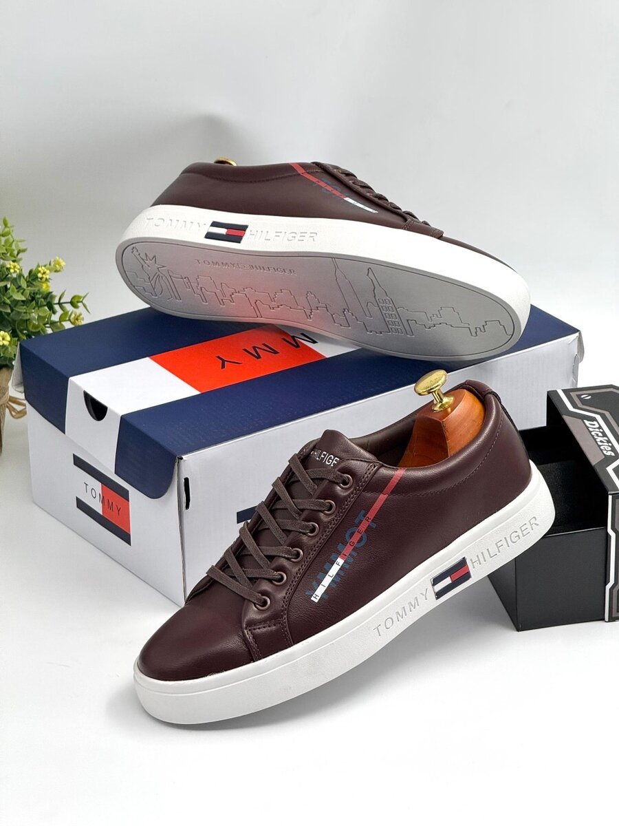 TOMMY HILFIGER COFFEE AND WHITE