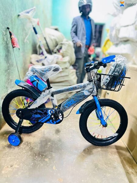 Vélo enfant bleu avec panier