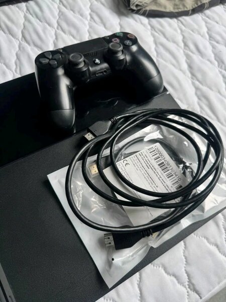 console  Sony PS4 avec Manette