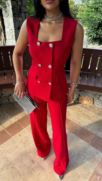 Tailleur rouge élégant femme