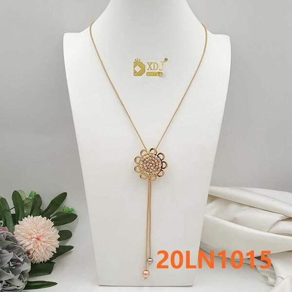 Collier élégant pendentif fleuri