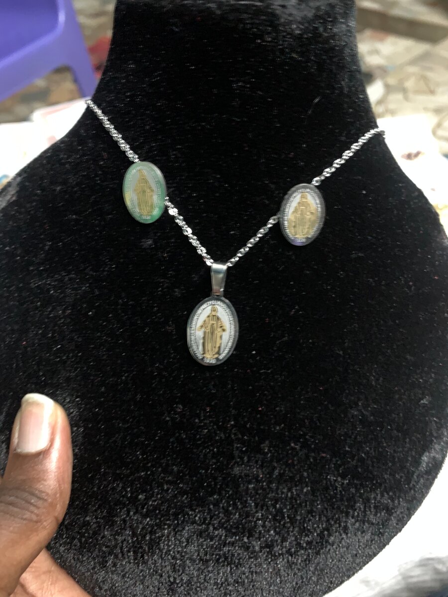 Ensemble de bijoux religieux