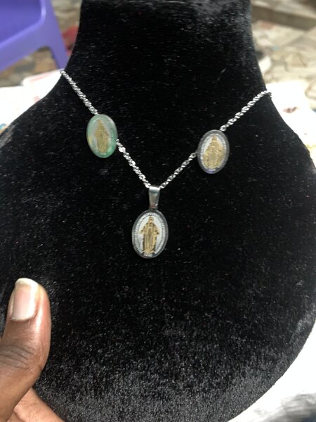 Ensemble de bijoux religieux