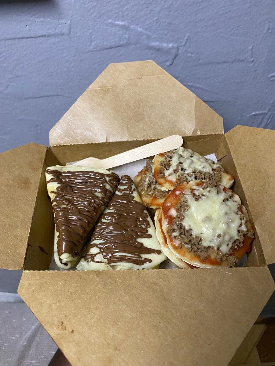 Assortiment de mini-pizzas et crêpes sucrées