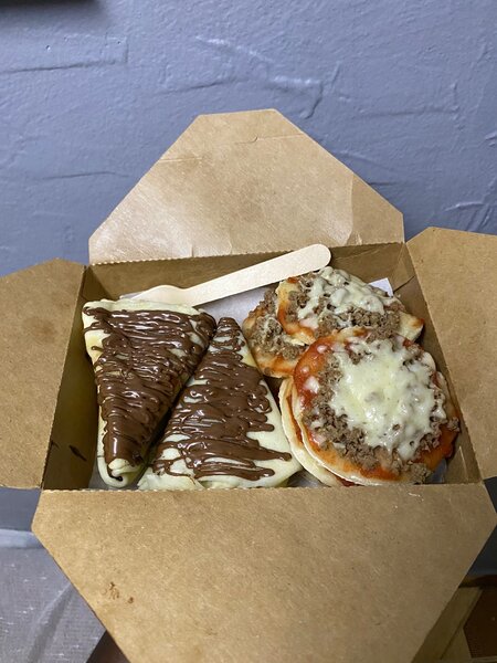 Assortiment de mini-pizzas et crêpes sucrées