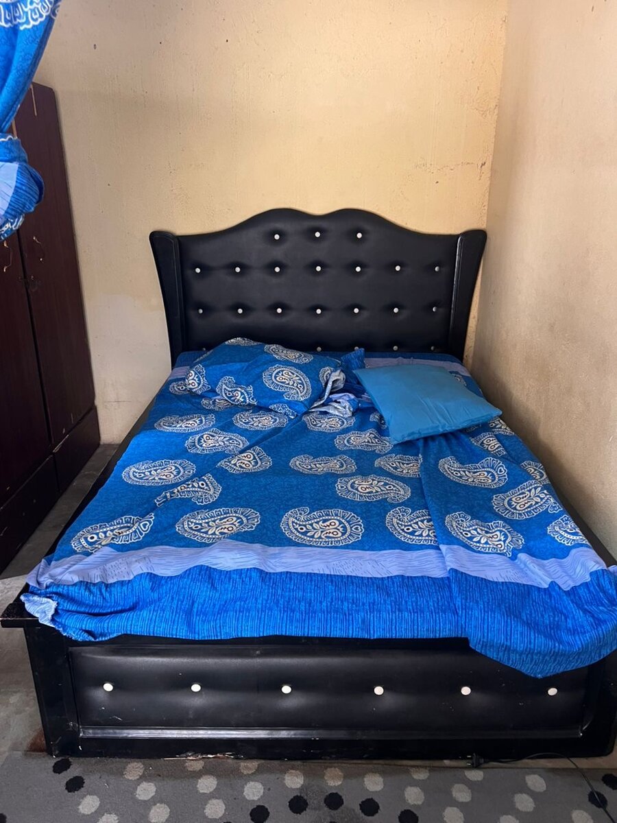 Lit , ventilateur et un placad