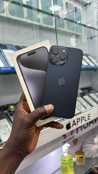 iPhone 15 Pro Max 256go quasi