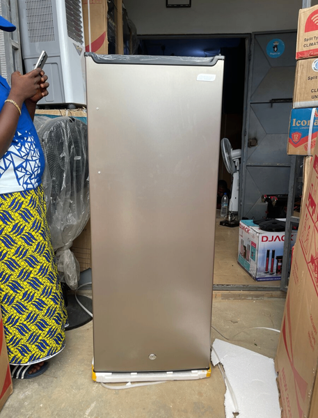 Congélateur vertical moderne