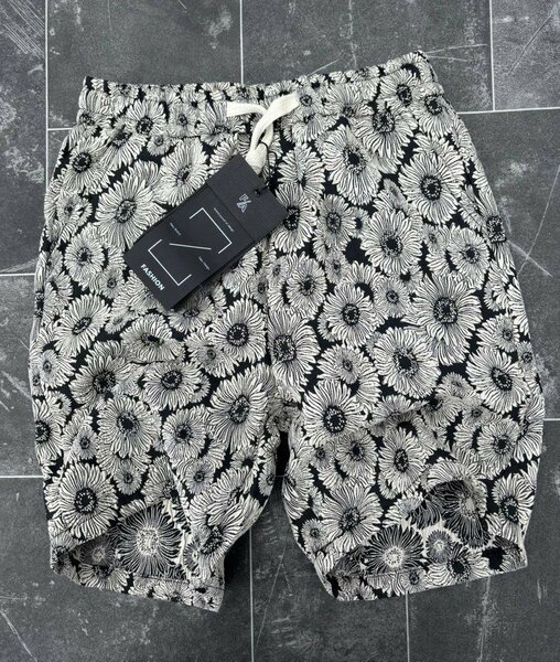 Short fleuri à la mode