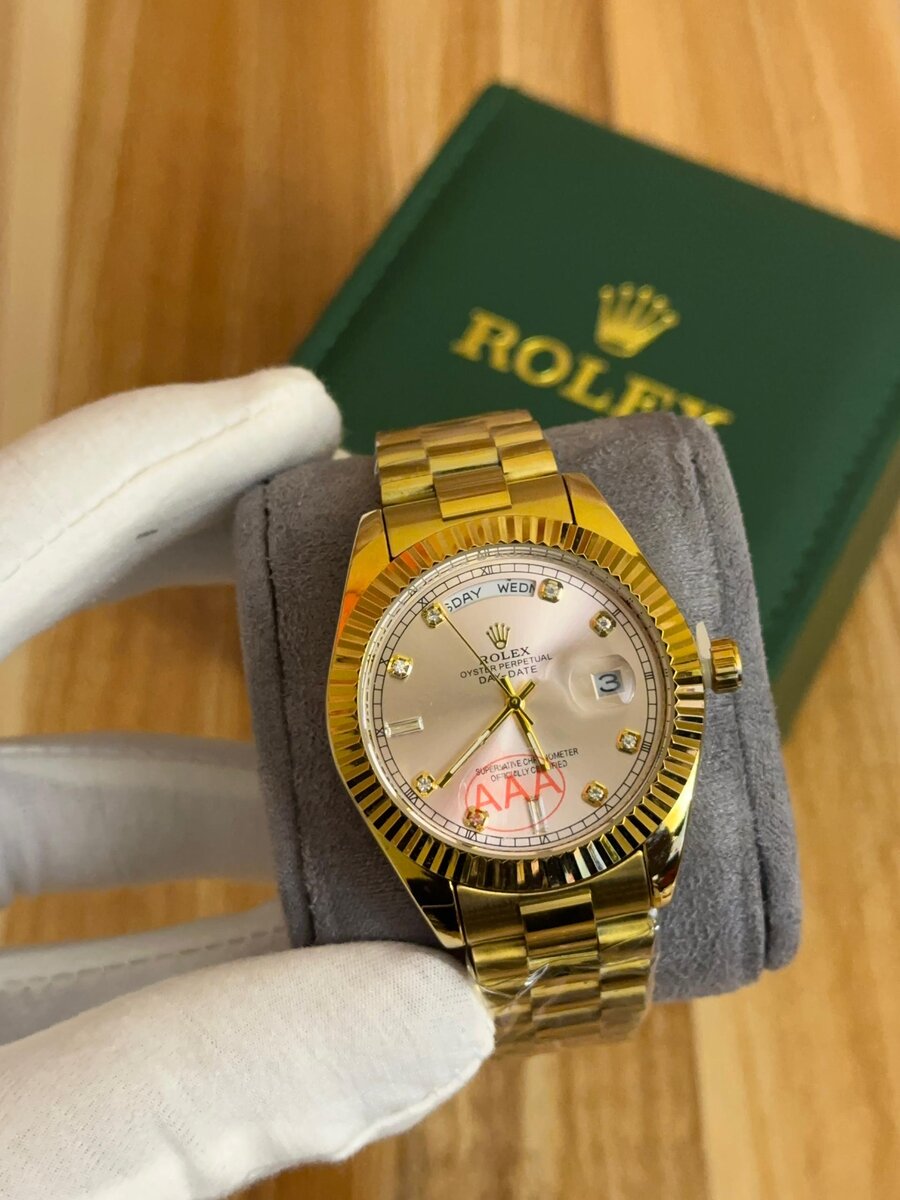 Montre de luxe dorée