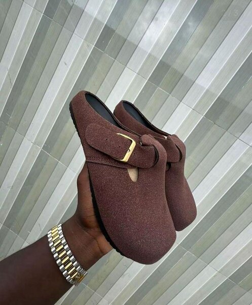 Sandales en daim à boucle élégante