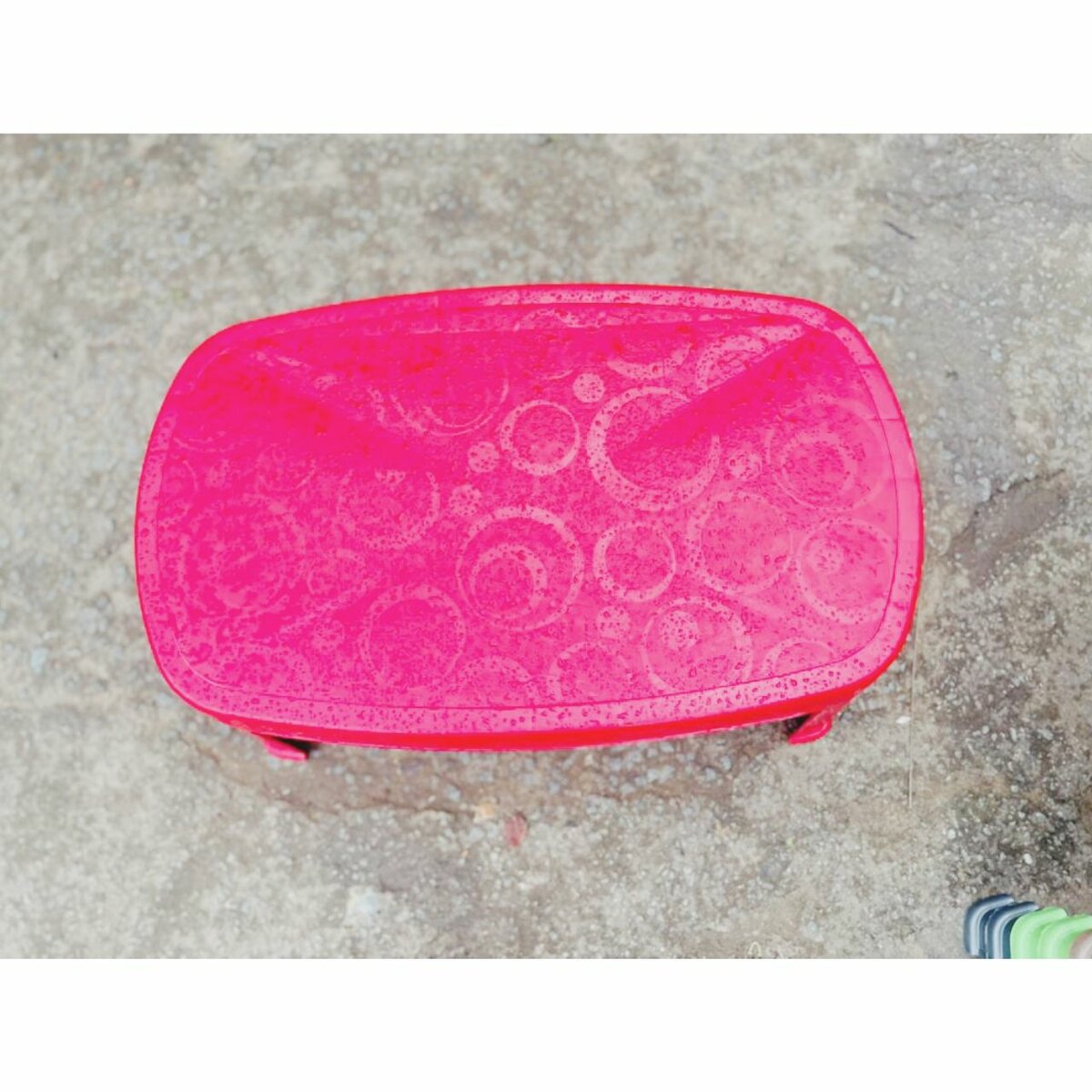 Table basse en plastique rouge