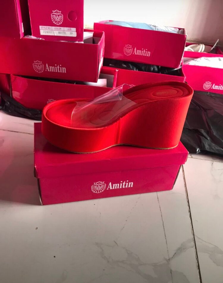 Sandales compensées rouges élégantes