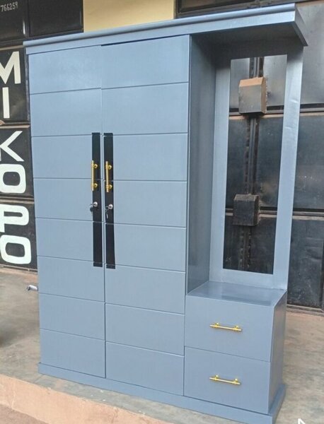 Armoire moderne avec miroir