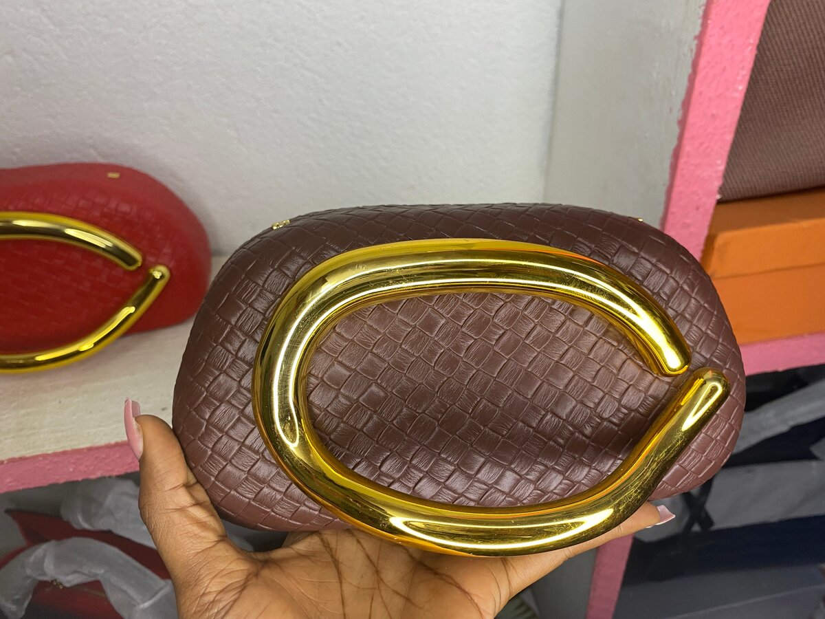 Pochette élégante en cuir tressé