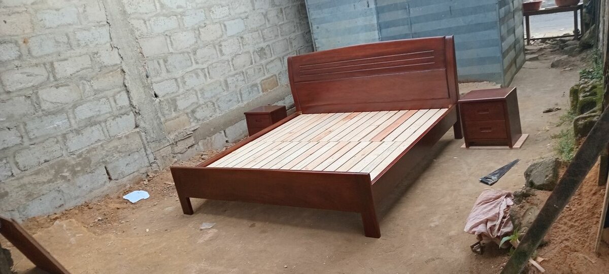 Lit double en bois moderne