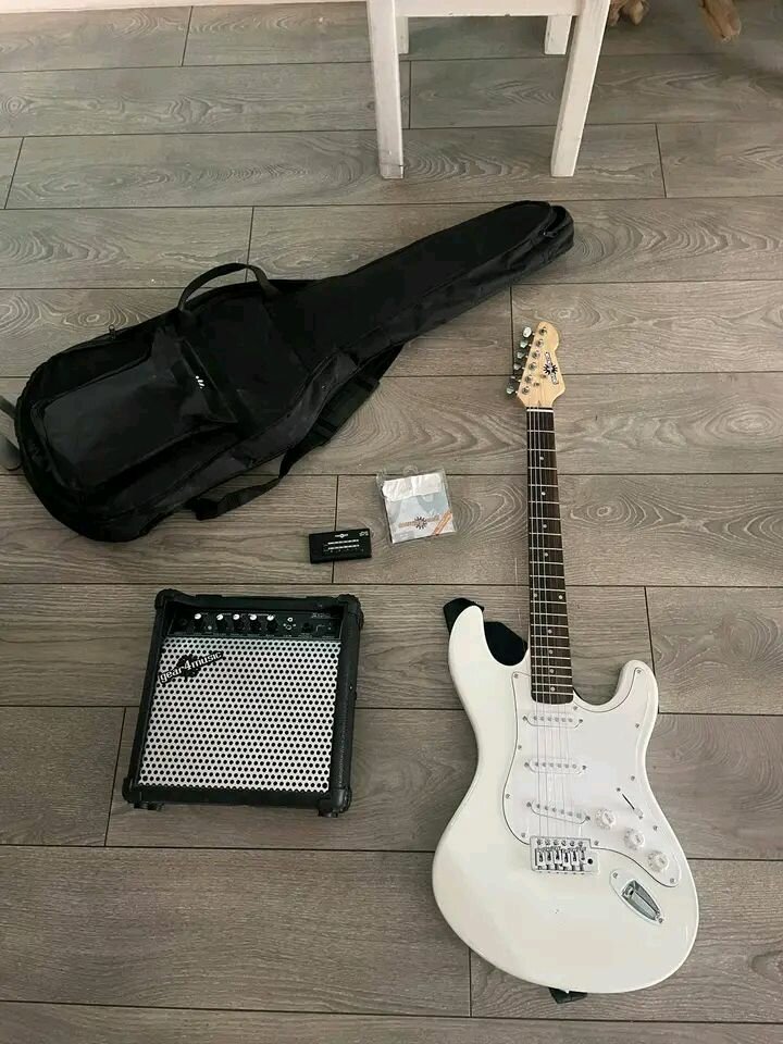 Guitare électrique blanche avec ampli