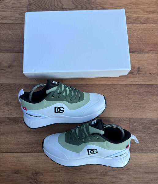 Sneakers modernes en cuir blanc