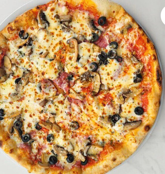 Pizza aux Champignons et Olives