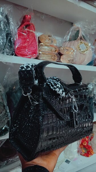 Sac à main cuir croco noir