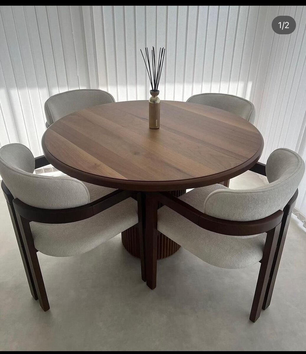 Table ronde en bois avec chaises