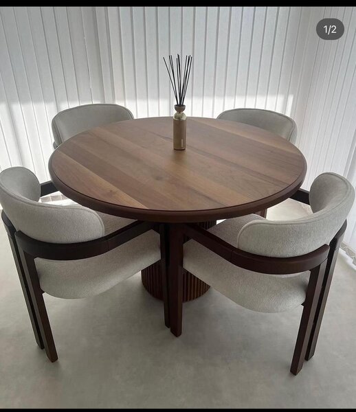 Table ronde en bois avec chaises